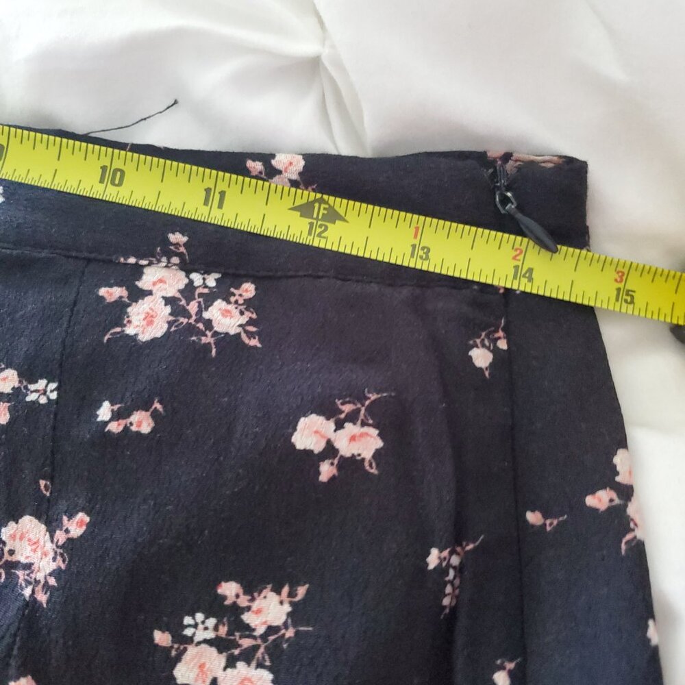 NWOT FLORAL RUFFLE SKORT - Picture 9 of 15